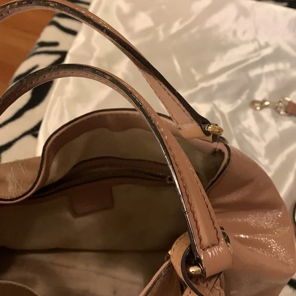 Patent leather Gucci Soho. The measurements are about: 9” tall, 13” wide and 5” - Picture 4 of 7